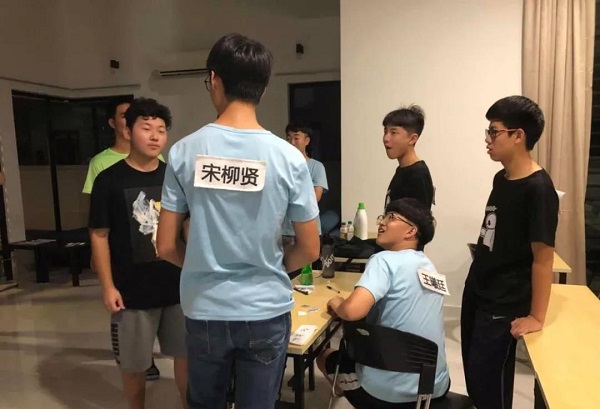 斯普藍(lán)德華僑生撕名牌活動