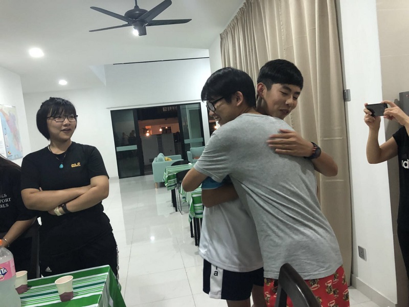 老師與學(xué)生同一天生日-a9e9fc96-3341-4547-bb43-c1a9af4945d0.jpg